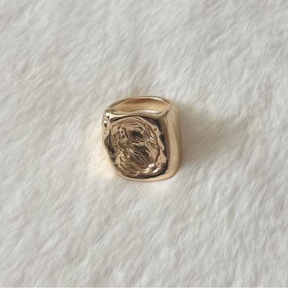 5/$25 🩷 Women’s Gold Sculpted Statement Ring - Picture 4 of 4